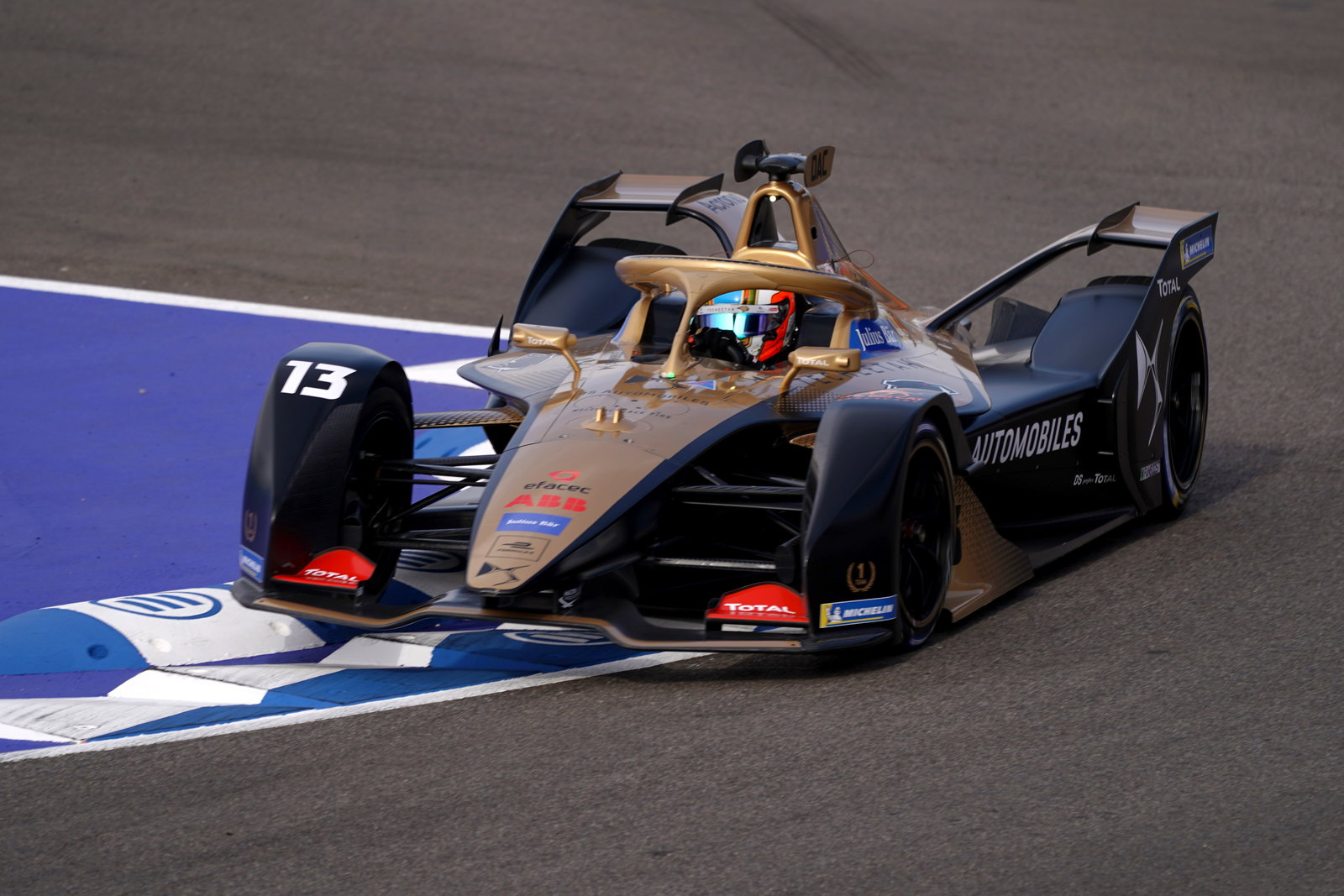 Mercedes juga beralih ke corak serba hitam di Formula E